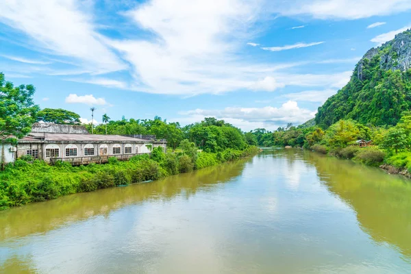 Vang Vieng, Laos nehirde Nam şarkı