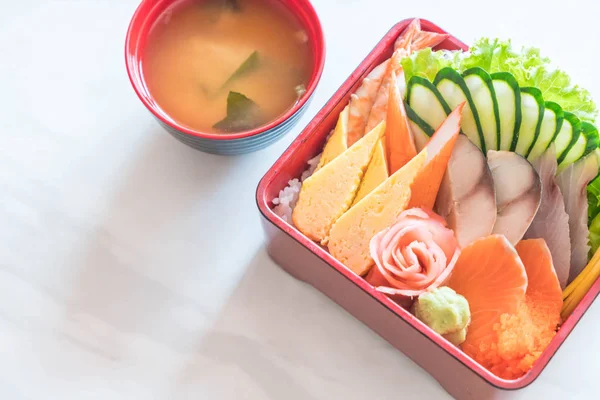Pirinç bento kutusunda Ham taze sashimi
