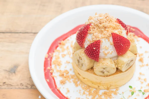 sıcak kek krem, çilek, muz ve tanımlama bilgisi ile harap 