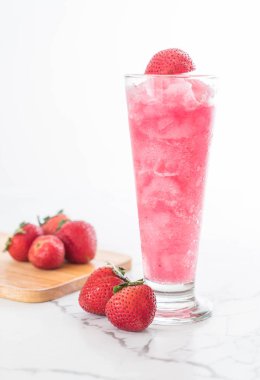 taze çilek smoothie 