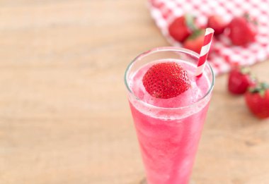 taze çilek smoothie 