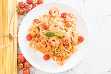 Spagetti karides, domates, fesleğen ve peynir ile 