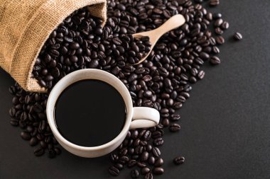 Kahve fincanı ve fasulye