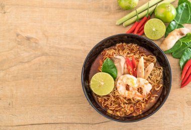 Karidesli baharatlı hazır şehriye çorbası.