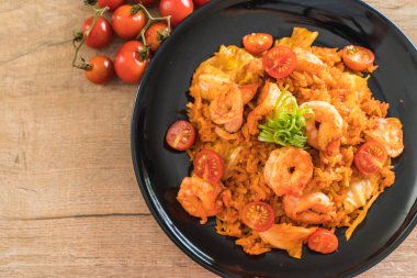 Kore baharatlı sos ve karides kızarmış pilav