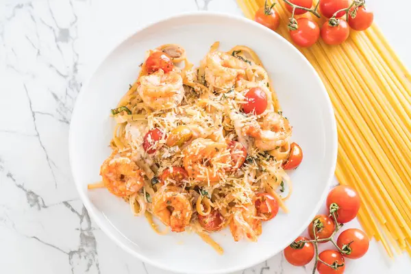 Спагетти с креветками, помидорами, базиликом и сыром — стоковое фото