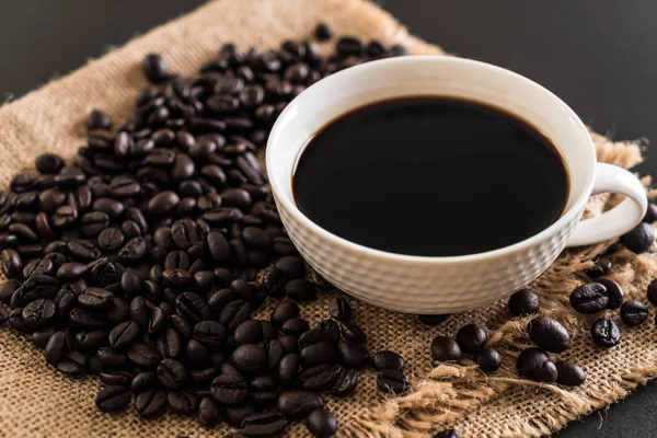 Kahve fincanı ve fasulye