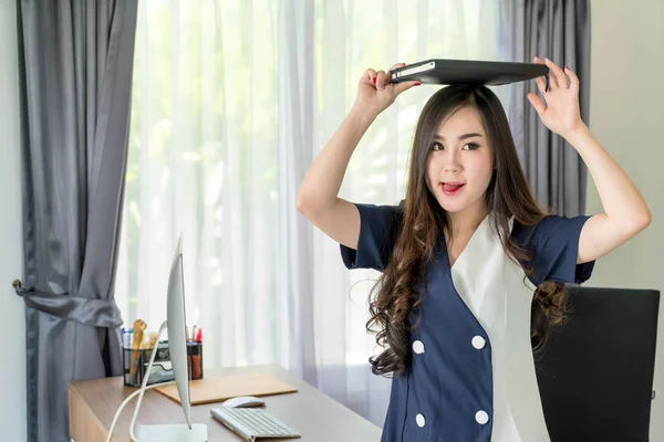 Glücklich asiatische Frau im Büro — Stockfoto