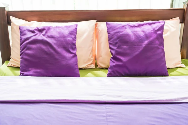 Belo travesseiro na cama — Fotografia de Stock