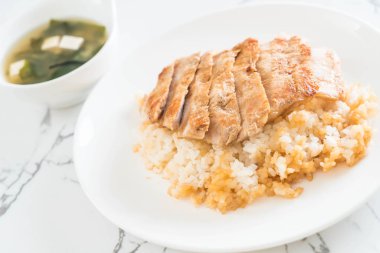 Teriyaki domuz miso çorbası ile tepesinde pirinç