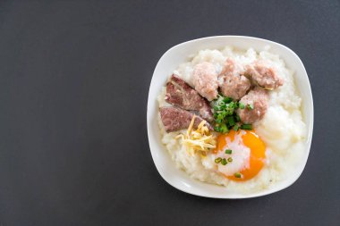 domuz eti ve yumurta ile pirinç lapası