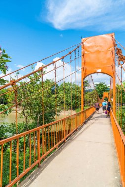 Vang Vieng, Laos. 12 Mayıs 2017: Turuncu renk köprü Jung Mağarası