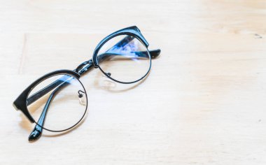 Bardaklar ahşap masada