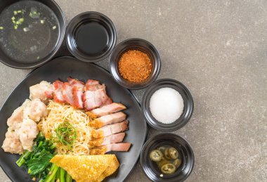 Yumurta noodle kırmızı kızarmış domuz, gevrek domuz eti, köfte ve çorba ile 