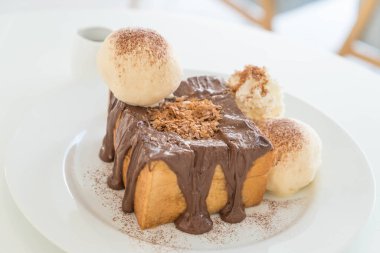 Bal tost vanilyalı dondurma ve çikolata ile