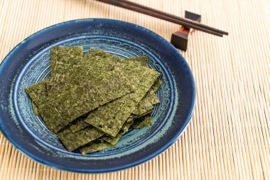 plaka üzerinde kurutulmuş yosun