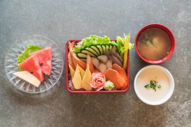 Pirinç bento kutusunda Ham taze sashimi