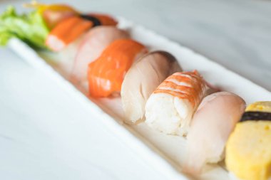 Ham ve taze nigiri suşi beyaz plaka 