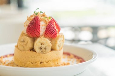 sıcak kek krem, çilek, muz ve tanımlama bilgisi ile harap 