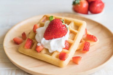 ahşap üzerine çilek ile waffle
