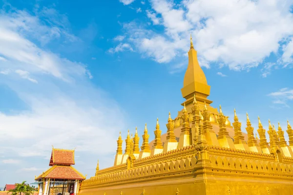 Krásná architektura v Pha že Luang, Vientiane, Laos. — Stock fotografie