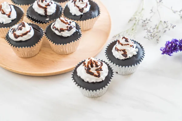 Bolo copo de chocolate com chantilly — Fotografia de Stock