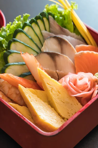 Pirinç bento kutusunda Ham taze sashimi