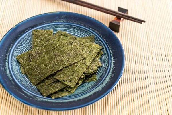 plaka üzerinde kurutulmuş yosun