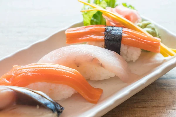 Ham ve taze nigiri suşi beyaz plaka 