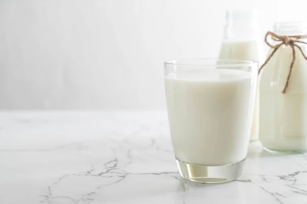 Vaso de leche fresca — Foto de Stock