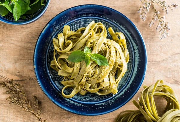 ıspanak fettuccine plaka üzerinde