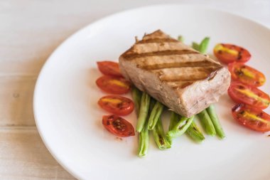 Tuna biftek salatası ile