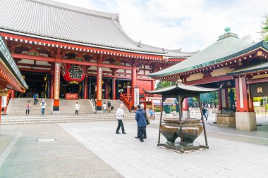 Tokyo-Kasım 16: Budist tapınağı Sensoji Novem tarihinde kalabalık insanlara