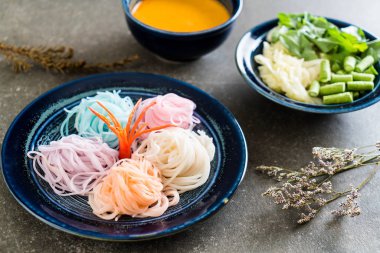 erişte ile balık köri sos ve sebze