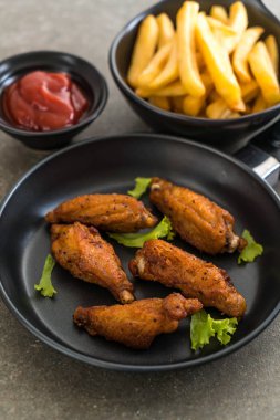 Kızarmış tavuk kanadı.