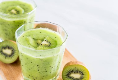 Sağlıklı taze kivi smoothie cam