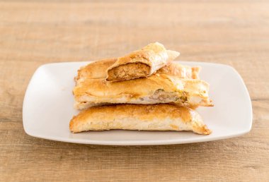 turta kurutulmuş rendelenmiş domuz ile sopa