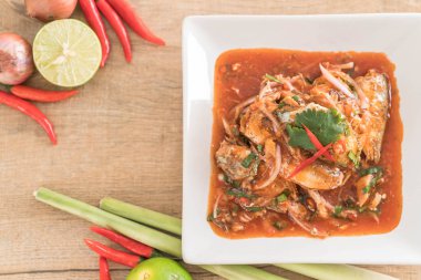 Baharatlı uskumru salatası