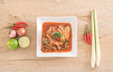 Baharatlı uskumru salatası