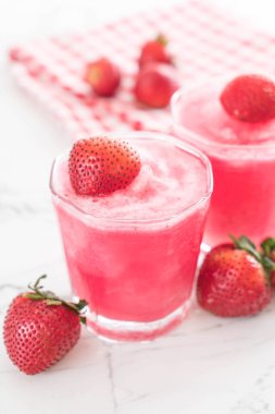 taze çilek smoothie 