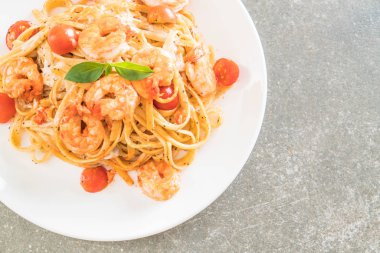 Spagetti karides, domates, fesleğen ve peynir ile 