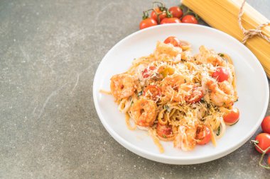 Spagetti karides, domates, fesleğen ve peynir ile 