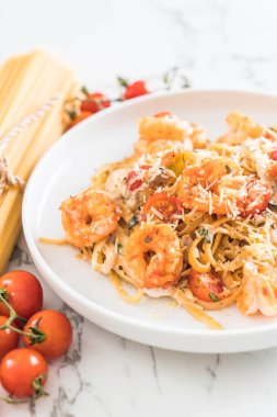 Spagetti karides, domates, fesleğen ve peynir ile 