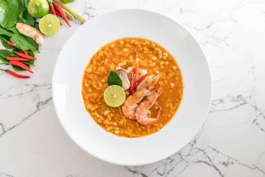 Karides çorbası baharatlı erişte