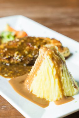 tavuk biftek patates püresi ile