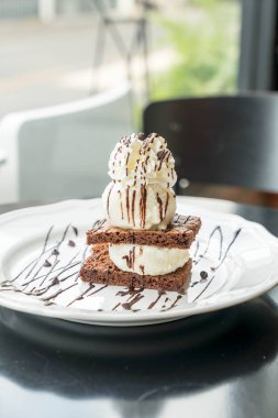 vanilyalı dondurma ile çikolatalı kek
