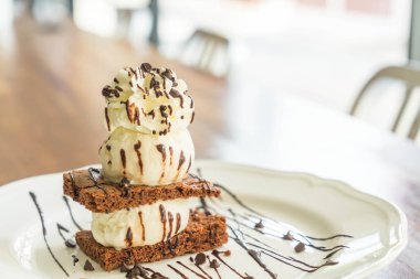 vanilyalı dondurma ile çikolatalı kek