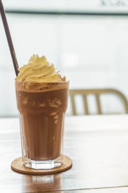 Kremalı çikolatalı milkshake.