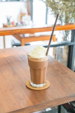 Kremalı çikolatalı milkshake.