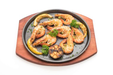 Sarımsaklı ve limonlu kızarmış karides.